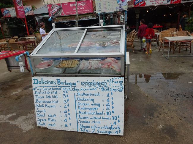 美味しそうなとれたての海老やイカ、魚が並びます