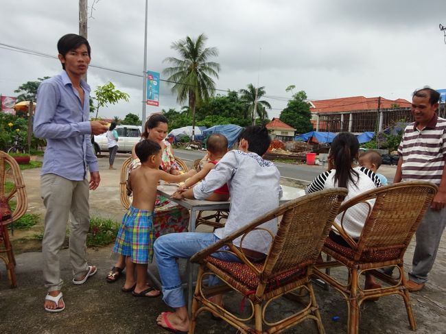 地元の家族連れを羨ましく見つめながら