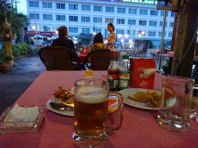 飲んでいると突然の雨<br />あわてて小屋に避難<br /><br />それでも一人でビールをグビリ<br />生４ハイと海老ひと皿で締めて６＄<br />激安です