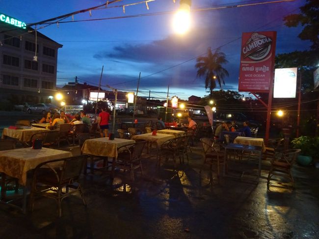 ホテルへ戻る頃には雨も上がり<br />海岸通りに夜景が映えます<br /><br /><br /><br />