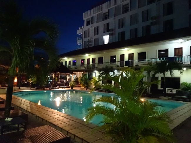 ホテルのプールサイドのロマンティックな明かりを見ながら