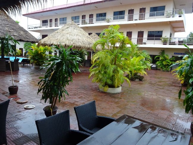 翌朝起きると今日も又雨