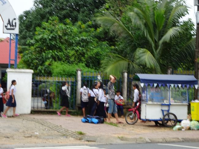 雨は小雨になり行動開始<br />シハヌークビルを観て回るため