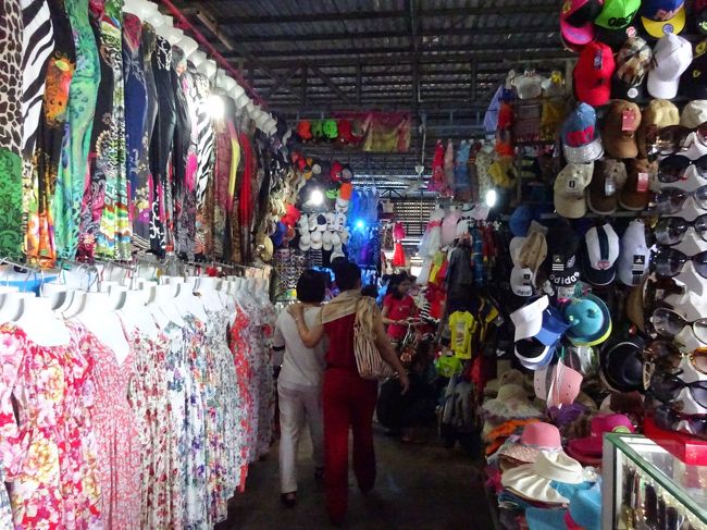 雑然とした店舗が所狭しと並んでいる中