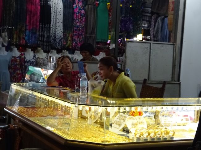 貴金属売り場もあり