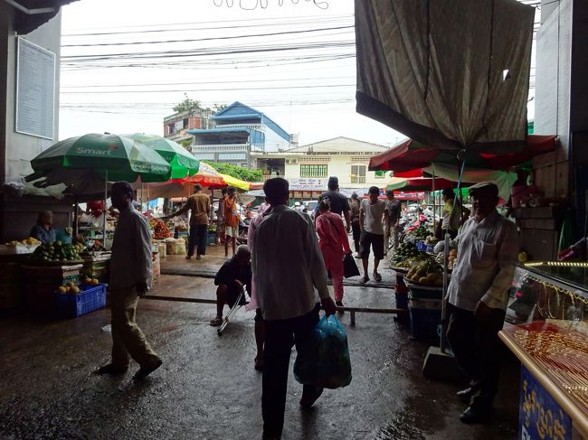 薄暗い市場内をそぞろ歩き