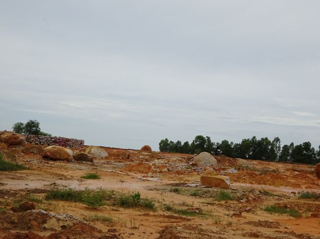 山へ登っていく途中の丘は木々が取り払われ<br />開発の波が迫っています