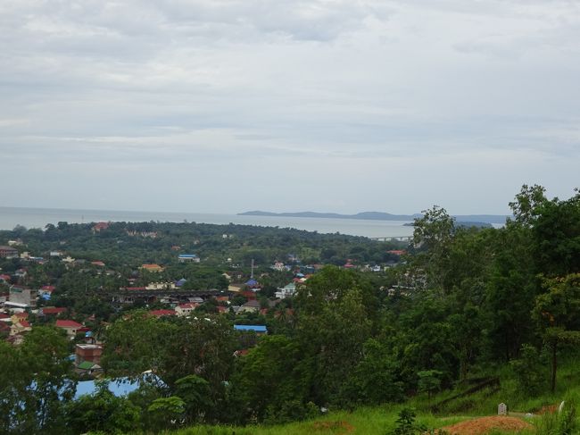 それでも山頂からは街が一望出来<br />雨に洗われた緑が映えます