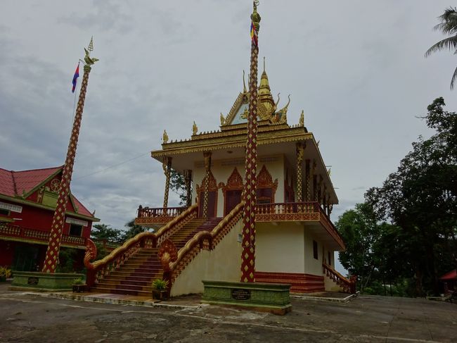 さらに山頂にはワット・レウがあり