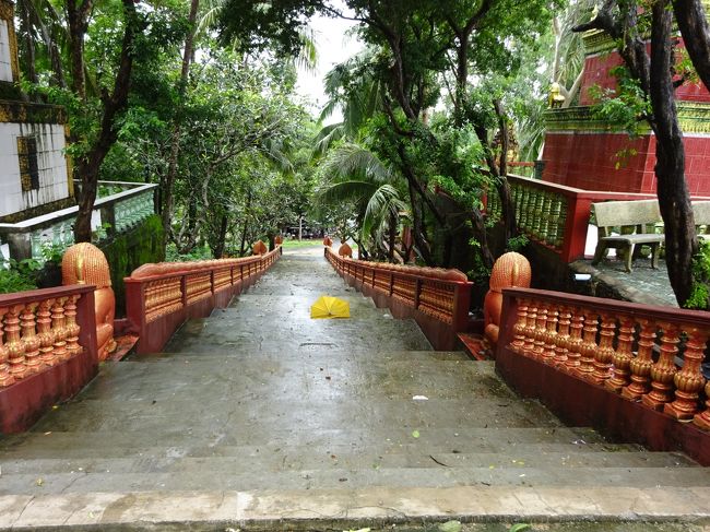 長い階段を登って行くと