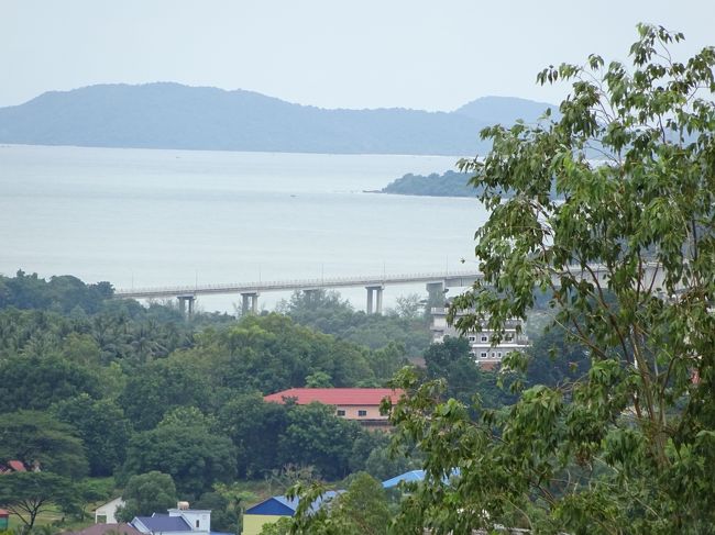 コッ・ポー島に架かるロシア橋も見えます