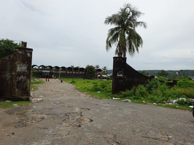 雄大な景色を楽しんだオジン<br />港近くに残されたフランス統治時代のシハヌーク<br />鉄道駅へやって来ました