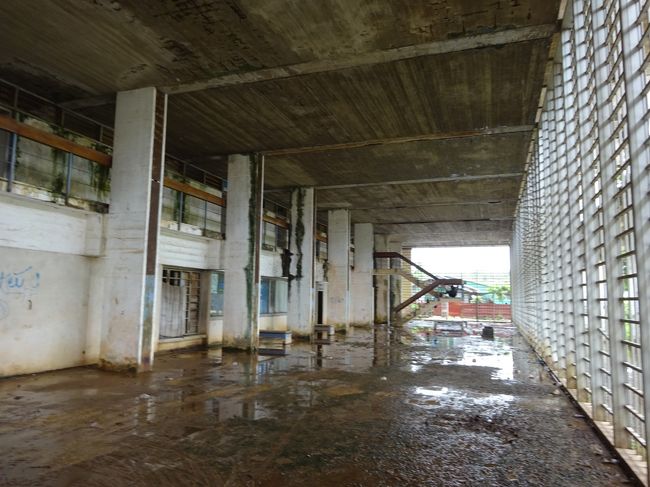 駅舎は雨漏りがしていましたが