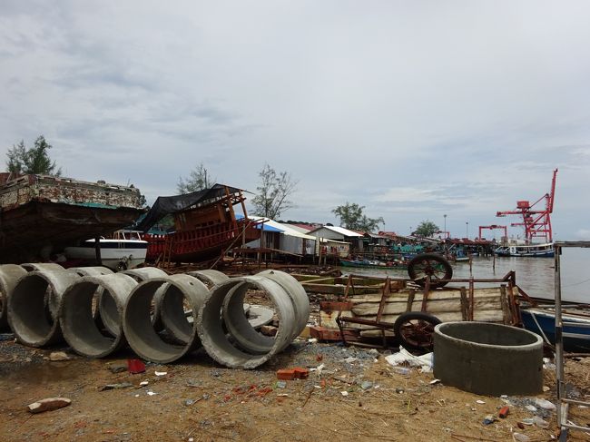 流通の一大拠点であるシはヌーク港近くの<br />漁港へやって来ました