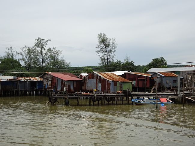 湾内には食堂や宿泊施設もあり<br />多くの漁民が生活しています