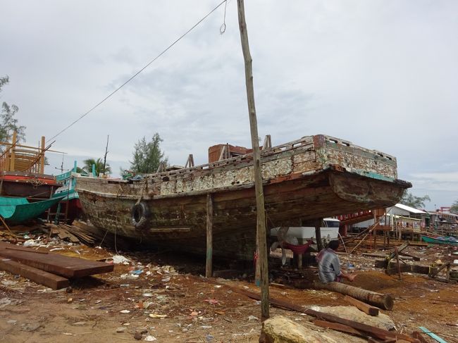 船の整備も行われています<br />勿論廃船の姿も・・・