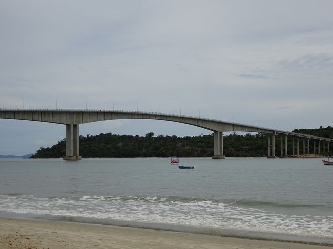 現在はソ連の援助によるコッ・ポー島への橋がかかり<br />島の開発が進行中です