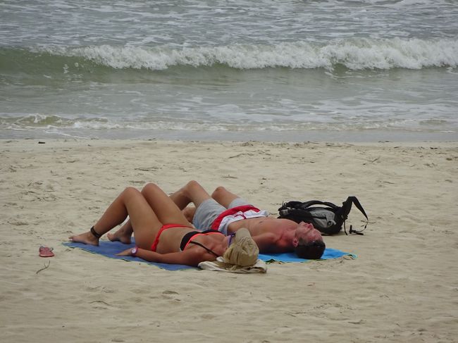 プライベートビーチではお金持ちの欧米人が日光浴