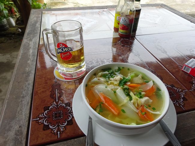 近くの食堂でラーメンとアンコールビールでランチ<br />午後はホテルで休養です