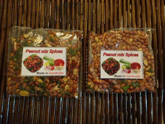 カンボジアでビールを注文すると<br />無料でサービスされるピーナッツ<br />ひと袋１＄