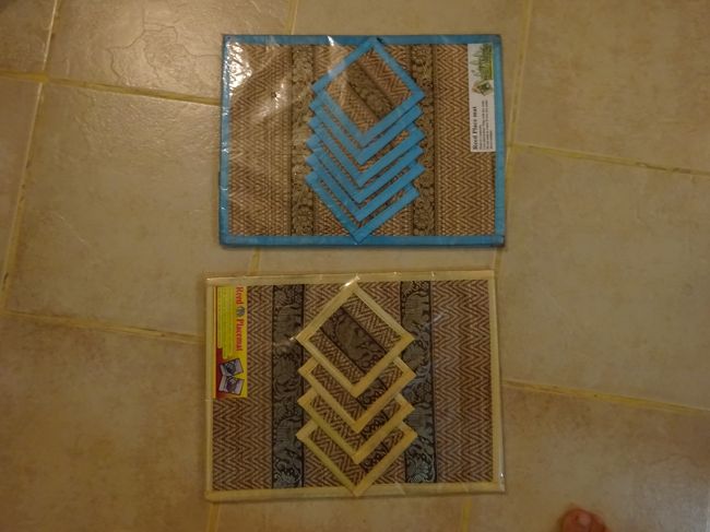 そしてランチョンマット<br />ひと袋３＄<br />オジンもまめになりました