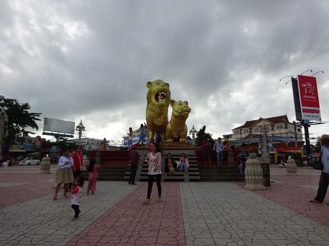 歩いていると街のシンボル・ライオン像のある<br />広場が見えて来ました