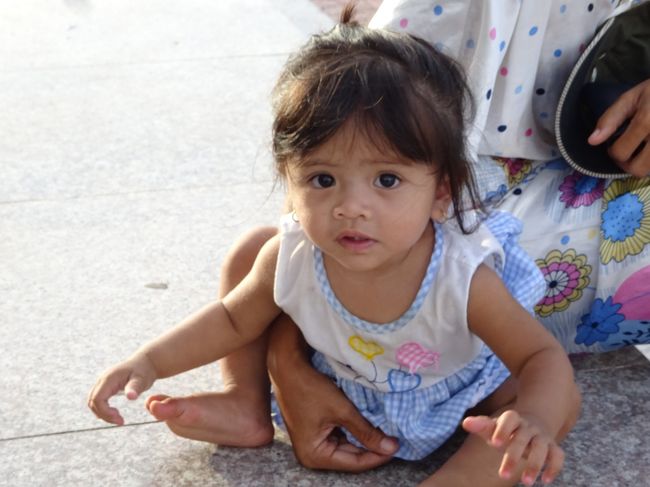 像の上で夕涼みする子共達と挨拶しながら