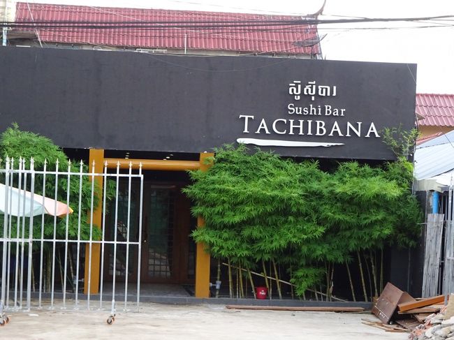 再びBBQ街を目指して歩いていると<br />日本の寿司バーや