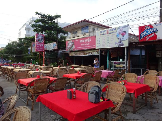 そして赤いクロスが惹かれた<br />レストラン街へ到着
