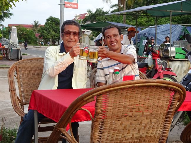 まだ薄明るい店先で赤ちゃんのおじいさんと<br />乾杯！<br />