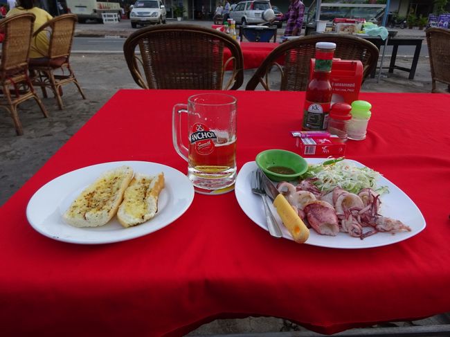 今夜はイカの姿焼きのバーベキュー<br />やはりひと皿４＄