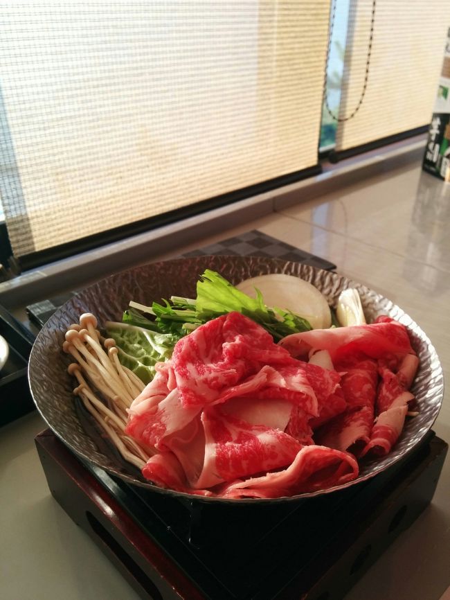 台の物　熊野牛のすきなべかアワビのせいろ蒸が選べます。こちらはすきなべ。