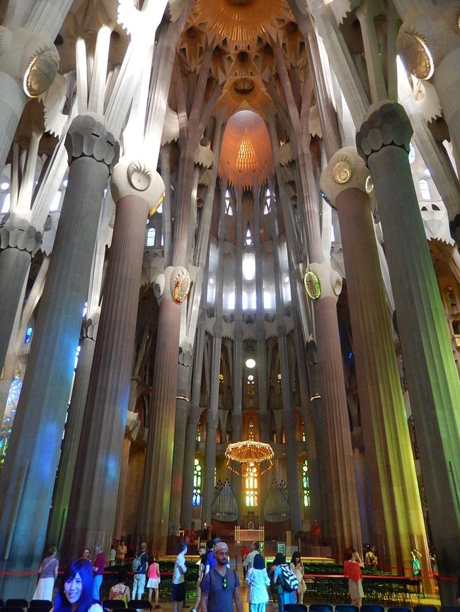 世界遺産　アントニー・ガウディの作品群<br /><br />サクラダ・ファミリア聖堂の中