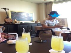 今回はインターコンチネンタルのアンバサダー会員（有料）になり、
アンバサダー週末レートで２泊目無料券を使い宿泊
普通に２泊予約するよりお得になります
アンバサダーには特典がいくつかあります
そのうちの一つ、ラウンジでウェルカムドリングをいただきながらチェックイン
