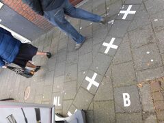 ホテルを９時ごろチェックアウトし、
スキポール空港駅からブレダ駅を経由してバスでバールレ＝ナッサウへ。
バス停から５分ほど歩くと地面に国境線が・・・