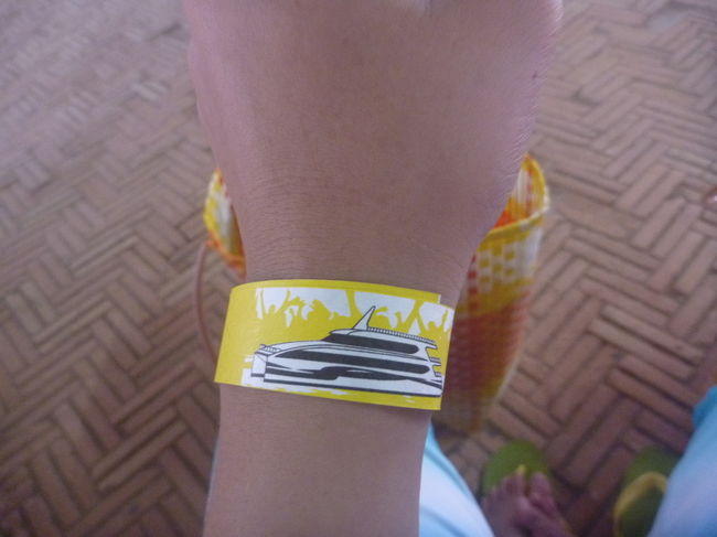 受付をすると、このような、リストバンドをくれます。<br />今回は、ほうぼう屋さんの日本人スタッフ同行ツアーですので、全部やってくれますので楽ちんです。帰りも船が遅れるとかの情報を逐一連絡してくれて乗り遅れる心配もなく安心してゆっくりできたので助かりました。<br /><br />ナンユアン島へのツアー会社は複数あるようで、レストランやライフジャケットの貸し出し場も違うようですので、注意してください。このリストバンドで判断されます。丈夫ですので簡単には切れないと思います。