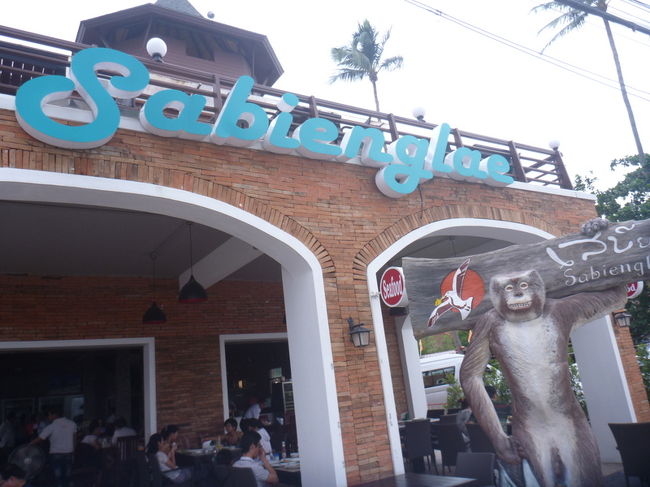 夕食は、疲れ果てて食欲のない妻と娘には、ファミマでおにぎりを買って来てあげて、2人を部屋に残したまま、息子と2人でビーチのレストランへ<br />