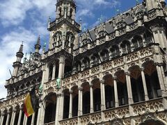 グランプラスの市庁舎。ちょうど雨が上がったところ。雨降った後は埃が全部落ちるのでシャッターチャンス！
市庁舎でも建造物として見どころある！