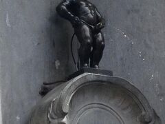 グランプラスから徒歩10分。これが世界3大ガッカリの一つ、小便小僧。
人はめっちゃいましたが、これ・・・・かなり小さいのよね。