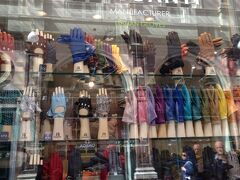 Galerie De La Reineの中にJB Guanti入ってたー！やったー！！
本店はイタリアだけど気にしない。ここの手袋はお高いけど（物価もお互い国にしかない・・・・）カシミアの手袋が本当にいい感じ。
うちの両親がメロメロなんです。