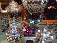 ピエールマルコリーニの展示が可愛すぎて萌えた。チョコレートの包装がジュエリーみたいでマジびっくりした。明治の板チョコしか食べない私には衝撃でした。