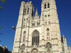 サンミッシェル大聖堂。天気が良かったのですごく写真に映えます。
中はステンドグラスがものすごく綺麗で感動的らしいんですが、時間が遅かったため入れず・・・・。めちゃくちゃ悔しい。
