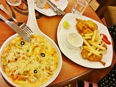 今回の旅行ではバングラデシュ、インド、ネパールと旅したが、娘の食事には気を使った。娘が食べやすいように、カトマンズではピザ屋のBarista Lavazzaで夕食。ネパールはヨーロッパからの旅行客が多いせいか、こうした洋食が意外に美味しい。また、ネパールの若者で賑わっており人気店であることはよくわかった。