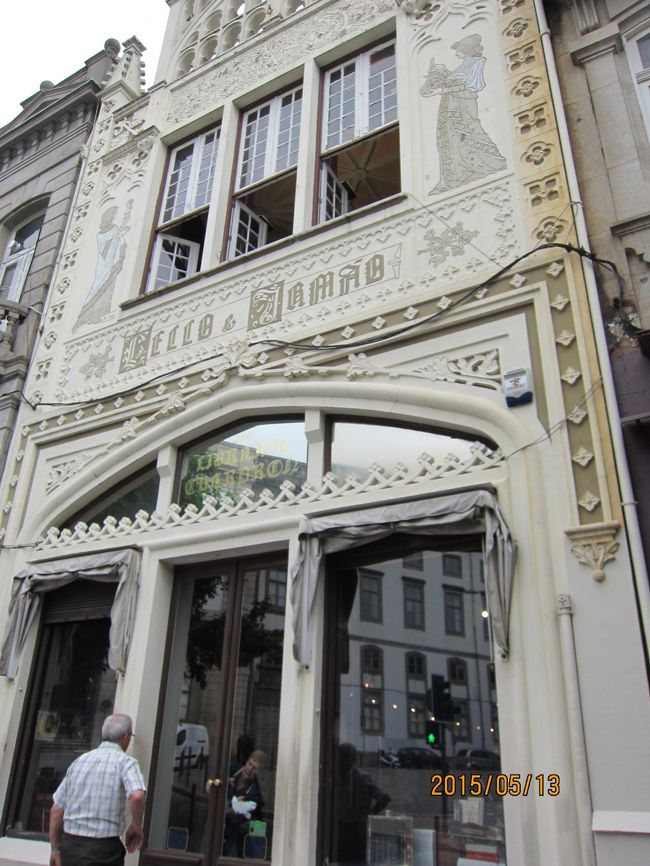  Leixoesから Oportoの市中心部までが距離がありました。<br />ベルギー人とポルトガル語を話すメキシコ人ト、タクシーをシェアしていきました。<br /><br />ライブラリです。