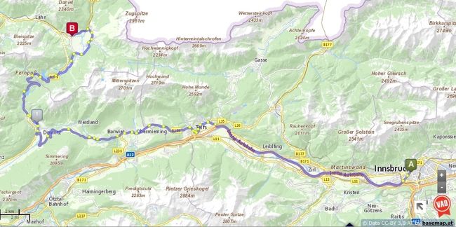 Innsbruckから路線バスを乗り継ぎ、いよいよTiroler Zugspitz ArenaのLermoosへ移動します。<br /><br />スケジュールはチロル州交通局 http://www.vvt.at で調べました。<br />Nassereith Postplatzで乗り継ぎ、所要約2時間、13.8ユーロ（バスの運転手さんから購入しました）<br />バス内は次の停留所名が表示されていました。<br />Nassereith Postplatzで下車する際、「この乗り場からLermoos行きが出るよ」的なことを運転手さんが教えてくれました。ドイツ語ですが、何となく分かるものですね^^<br /><br />地図画像はVVTの検索結果です。<br />Ａが出発地、Ｂが目的地、１が乗換箇所です。
