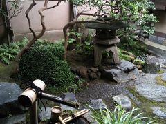 苔寺の後は近為のお茶漬け席でお昼です。おつけもの＋鮭粕漬コース。中庭を眺めながら頂きます。