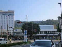 「石山駅」からＪＲで大津に向かい「大津駅」から近くのシャトルバス停流所まで少し歩きました。
午後の日差しを避けながら３０分間バスを待つのはしんどかったです。