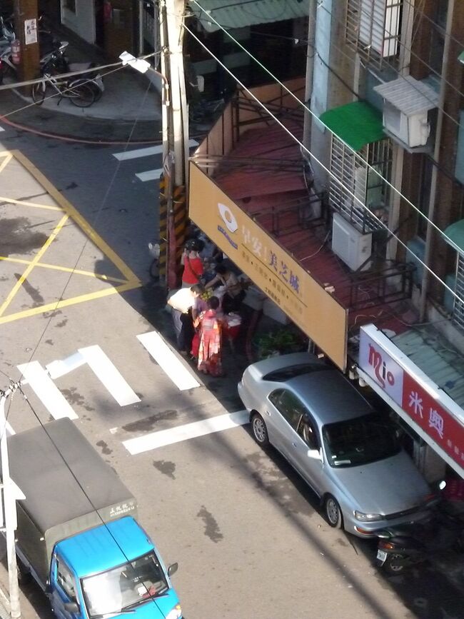 ホストさん宅最終日の朝です。<br /><br />朝食がついていたので、ご近所を散歩することなく終わってしまいました。<br /><br />なんだか、にぎわっている様子。