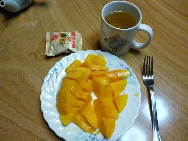 今朝は、２個目のマンゴーとパイナップルケーキ、そして中国茶。