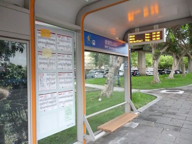 バス停で５０８番のバスを待ちます。<br /><br />日本の感覚でぼーーーーっと突っ立っていたら、バスはぶーーーーーーん！と行ってしまいました。<br /><br /><br />そうだ、意思表示。<br /><br /><br /><br />手を真横にひらひらひら。<br /><br />３台目でやっとつかまえました。